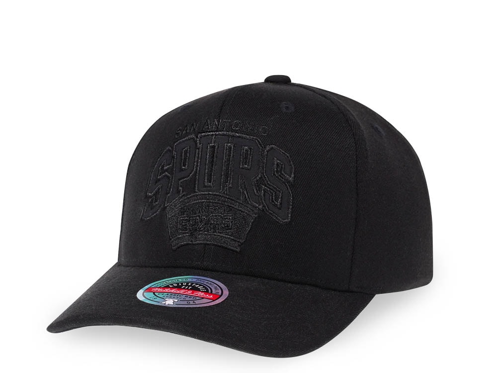 Mitchell & Ness San Antonio Spurs Black on Black Red Line Solid Flex Snapback Casquette
