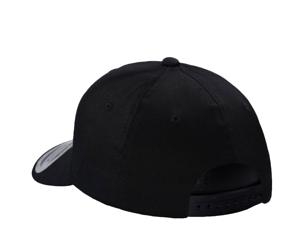 Yupoong Basic Black Curved Snapback Casquette