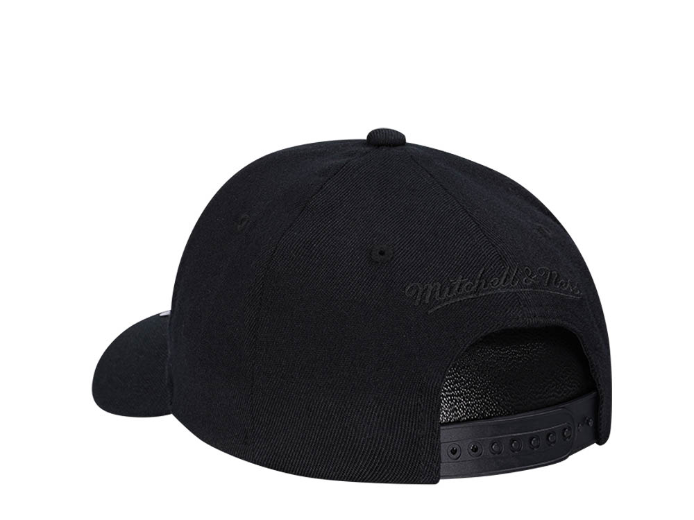Mitchell & Ness Brooklyn Nets All Black Classic Red Line Flex Snapback Casquette