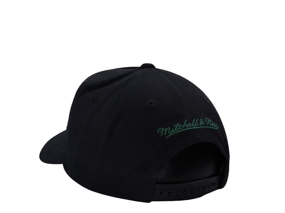 Mitchell & Ness Milwaukee Bucks Black Pro Pinch Fit Snapback Casquette
