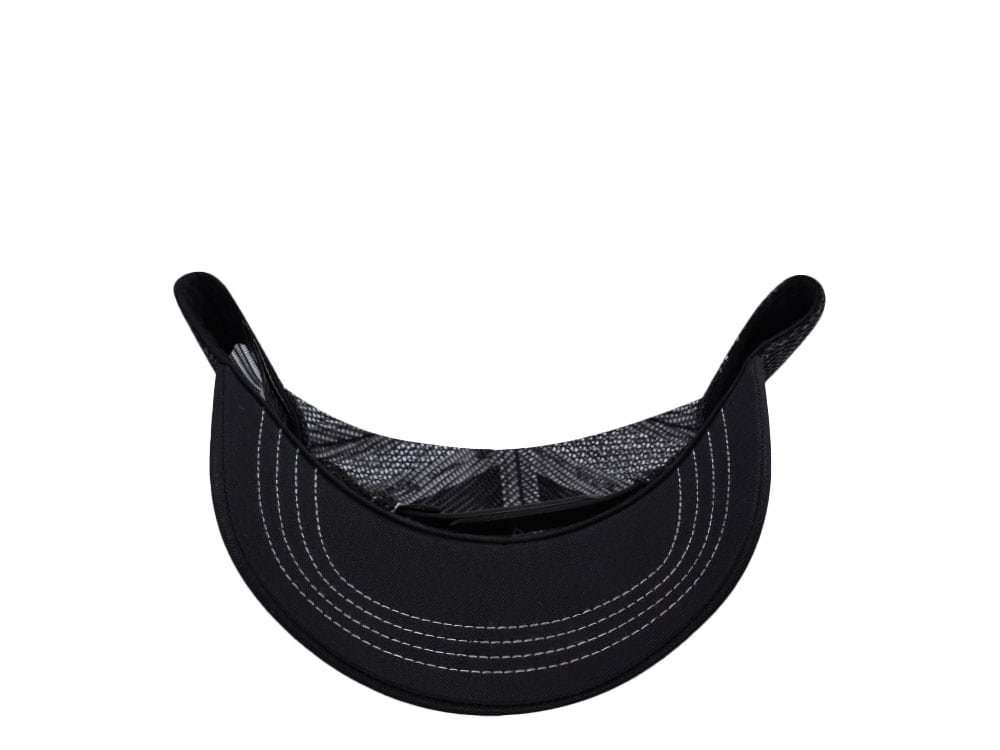 Von Dutch Oval Patch Black Trucker Snapback Casquette