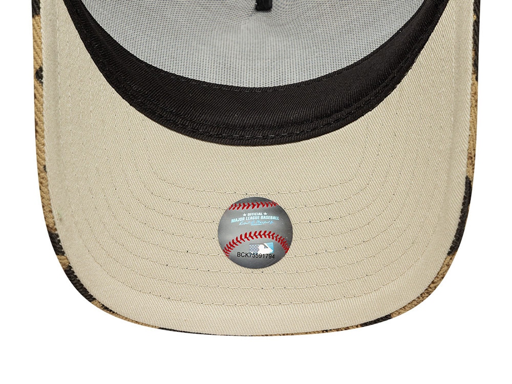 New Era New York Yankees Leopard Print M Crown 9Forty Womens A Frame Trucker Snapback Casquette